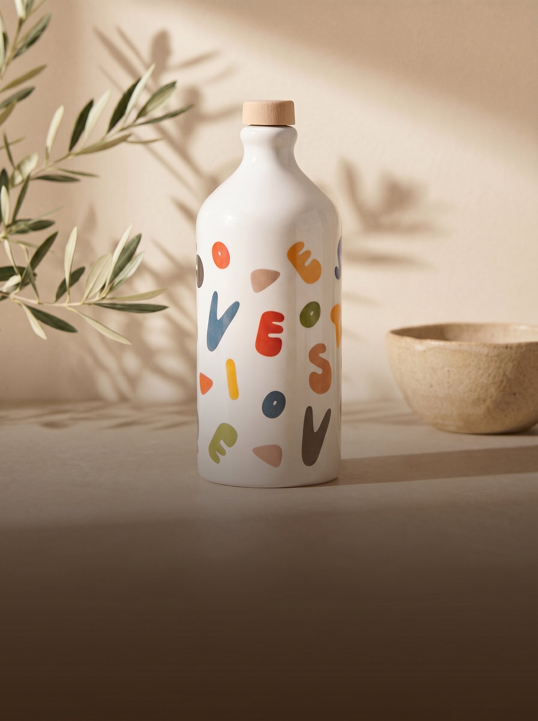 L'orcio in ceramica Donzella dipinto a mano con lettere colorate, premiato per il packaging. Oleificio Fratelli Vieste