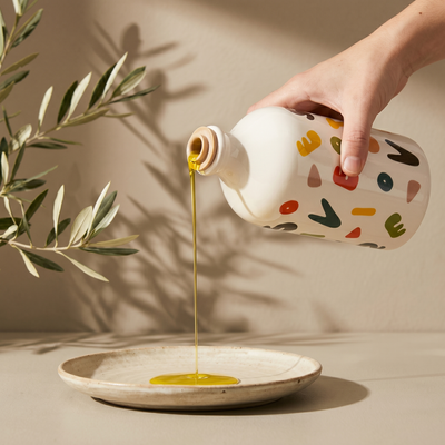 Olio extravergine di Ogliarola Garganica versato a mano dall'Orcio Donzella. Oleificio Fratelli Vieste