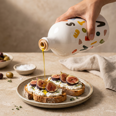 Olio extravergine dell'Orcio Donzella versato su un piatto. Oleificio Fratelli Vieste