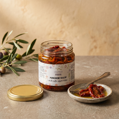 Pomodori secchi sott'olio serviti come antipasto. Oleificio Fratelli Vieste