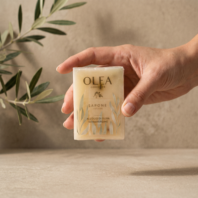 Sapone naturale Olea Cosmetic tenuto in mano. Oleificio Fratelli Vieste