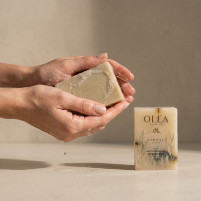 Sapone naturale Olea Cosmetic applicato sulla mano. Oleificio Fratelli Vieste
