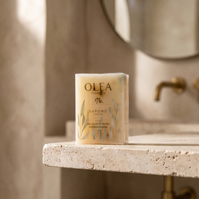 Sapone naturale Olea Cosmetic, gesto d'uso in ambiente bagno. Oleificio Fratelli Vieste