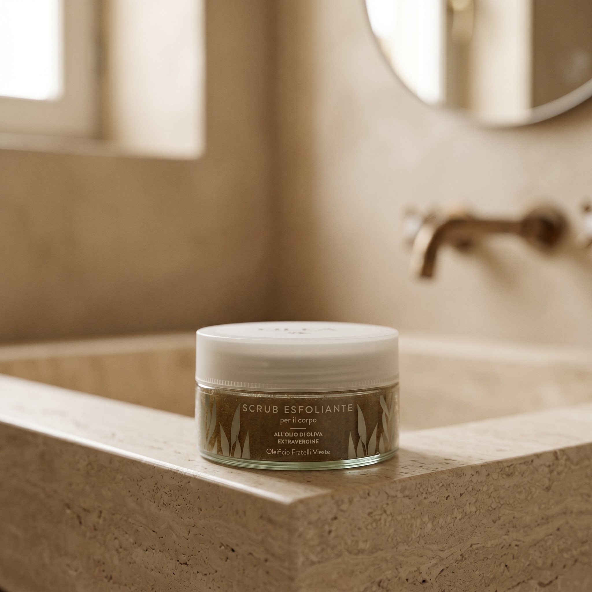 Scrub esfoliante corpo Olea Cosmetic, gesto d'uso in ambiente bagno. Oleificio Fratelli Vieste