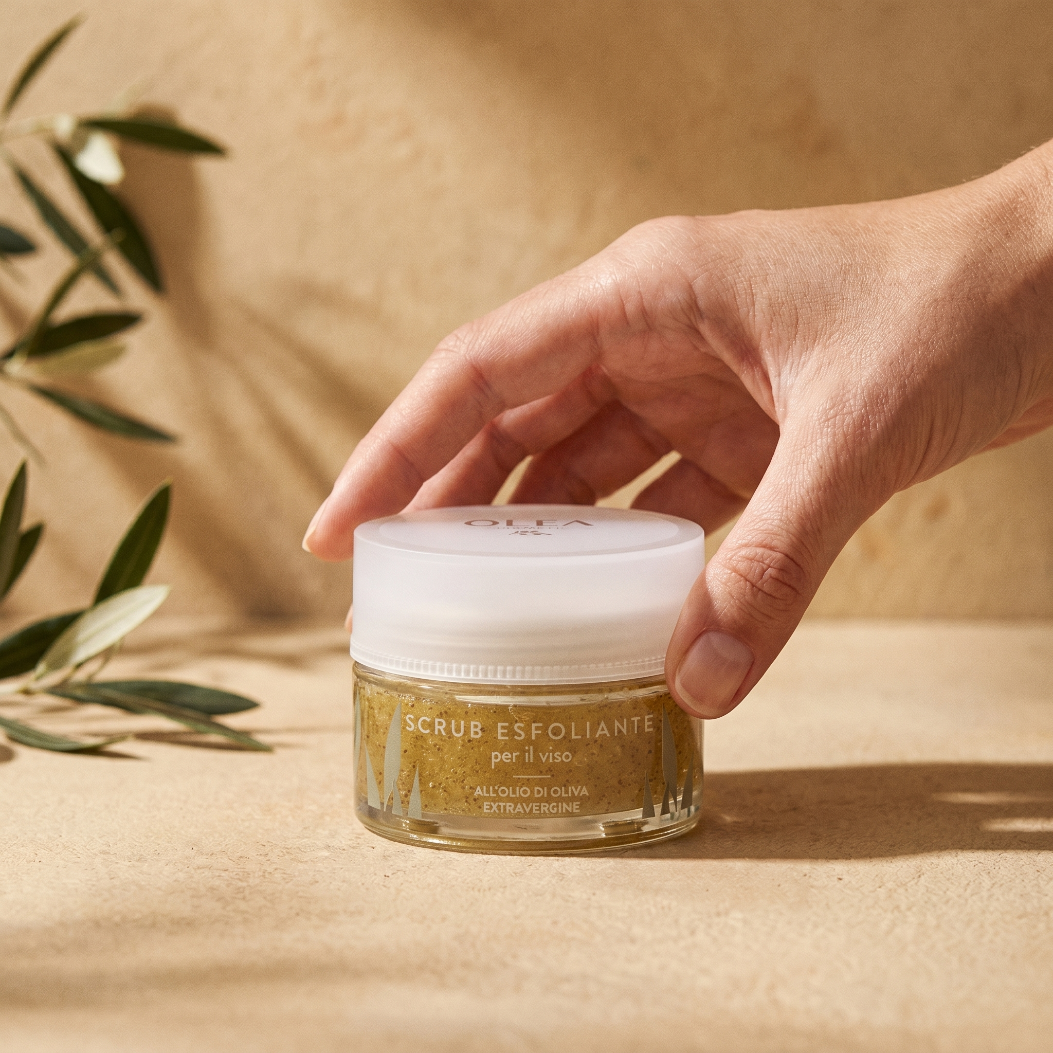 Scrub esfoliante viso Olea Cosmetic tenuto in mano. Oleificio Fratelli Vieste