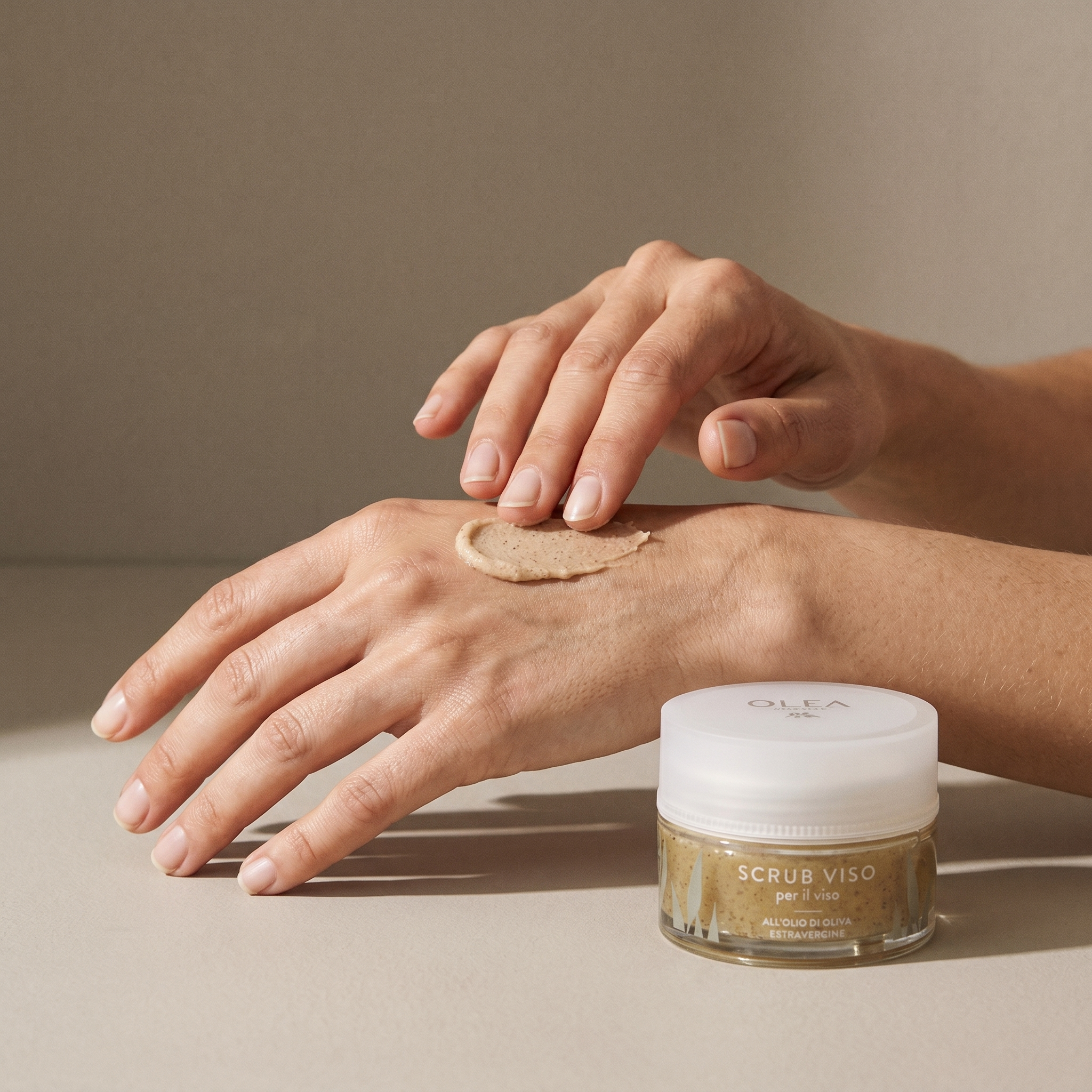 Scrub esfoliante viso Olea Cosmetic applicato sulla mano. Oleificio Fratelli Vieste