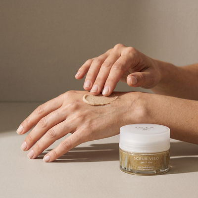 Scrub esfoliante viso Olea Cosmetic applicato sulla mano. Oleificio Fratelli Vieste