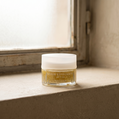 Scrub esfoliante viso Olea Cosmetic, gesto d'uso in ambiente bagno. Oleificio Fratelli Vieste