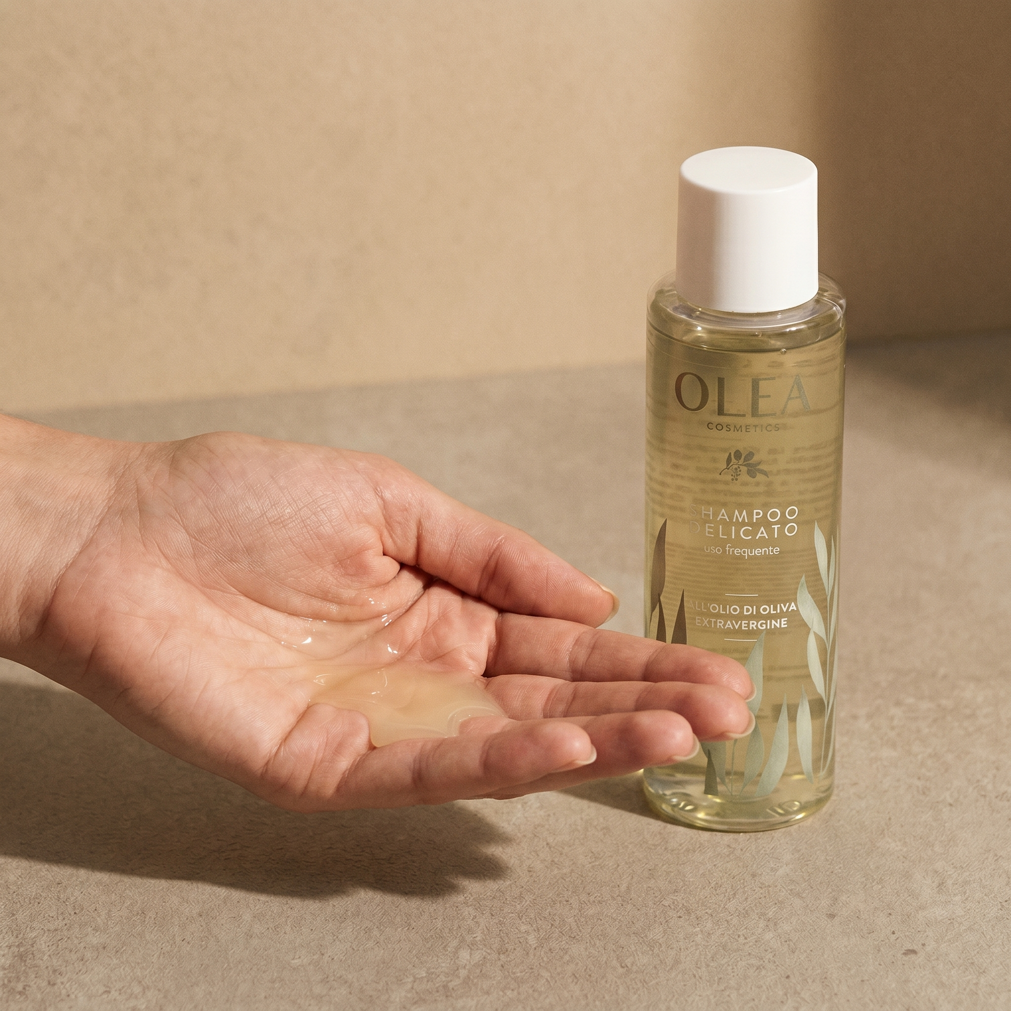 Shampoo delicato Olea Cosmetic applicato sulla mano. Oleificio Fratelli Vieste