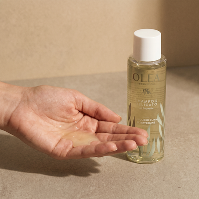 Shampoo delicato Olea Cosmetic applicato sulla mano. Oleificio Fratelli Vieste