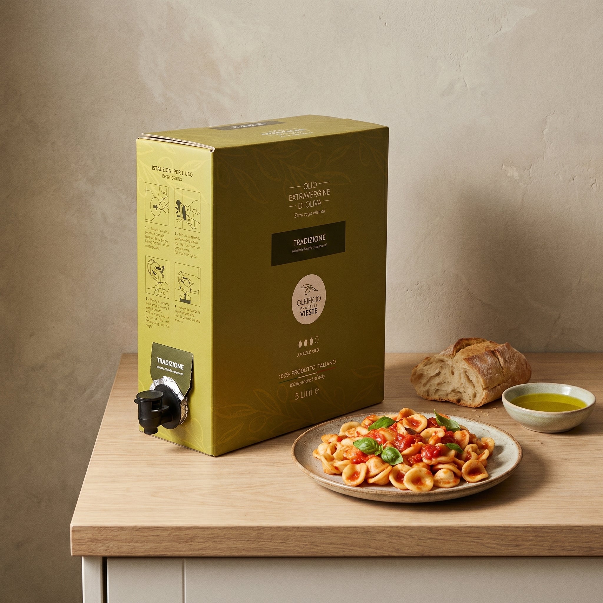 Olio extravergine di oliva Tradizione versato su un piatto. Oleificio Fratelli Vieste