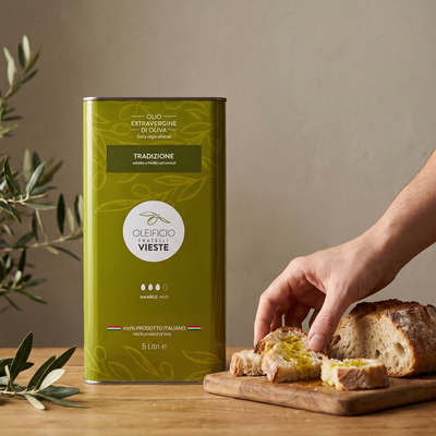 Olio extravergine di oliva versato a mano dalla latta 5 L Tradizione. Oleificio Fratelli Vieste