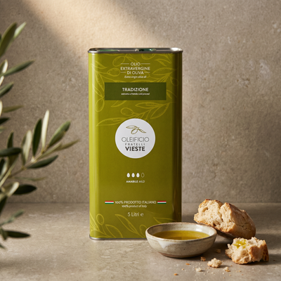 Olio extravergine di oliva Tradizione versato su un piatto. Oleificio Fratelli Vieste