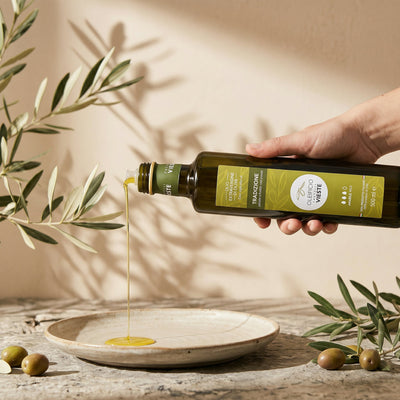 Olio extravergine di oliva versato a mano dalla bottiglia Tradizione. Oleificio Fratelli Vieste