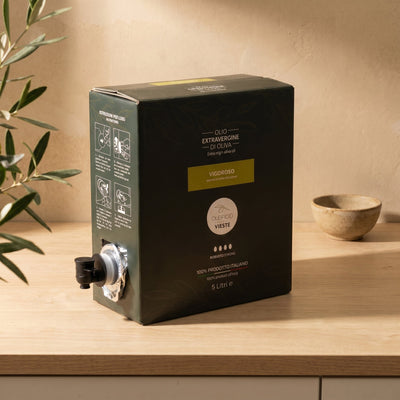 Olio extravergine di oliva versato a mano dalla bag in box 5 L Vigoroso. Oleificio Fratelli Vieste