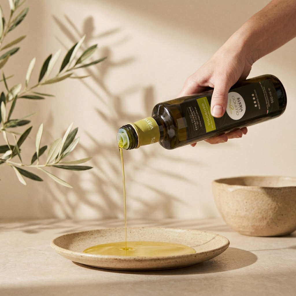 Olio extravergine di oliva versato a mano dalla bottiglia Vigoroso. Oleificio Fratelli Vieste